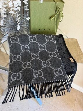 Authentic Gucci GG Double Sided Jacquard Wool Scarf - Charcoal & Light Gray